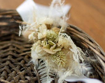 Armband van gedroogde bloemen aan satijnen lint