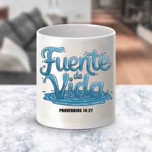 May include: White ceramic mug with a blue and white design that says "Fuente de Vida" and "Proverbios 14:27".