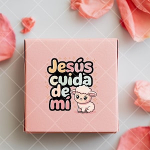 May include: A pink box with a white lamb and the text "Jes&uacute;s cuida de mi" in rainbow colors. The box is on a white background with pink flower petals.