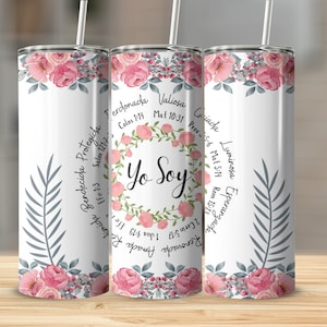 Peut inclure: Un gobelet en acier inoxydable blanc avec un motif floral et un texte inspirant en espagnol. Le texte comprend "Yo Soy" au centre d'une couronne florale, et des phrases comme "Protegida", "Valiosa" et "Esperanzada" autour de la couronne.