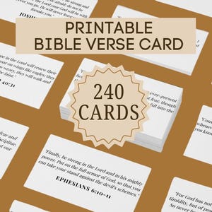Puede incluir: Un conjunto de 240 tarjetas de versículos bíblicos imprimibles. Las tarjetas son blancas con texto negro y están dispuestas en una pila. El texto en las tarjetas incluye versículos bíblicos y referencias. Las tarjetas están rodeadas de un fondo marrón.