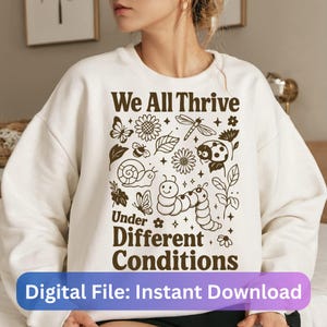 Peut inclure: Sweat-shirt crème avec un motif marron représentant des insectes, des fleurs et le texte "We All Thrive Under Different Conditions." Le bas de l'image contient le texte "Digital File: Instant Download."
