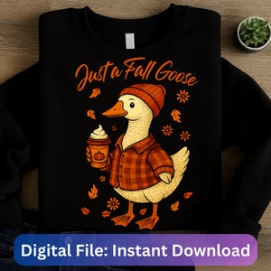 以下が含まれることがあります： オレンジ色の文字で「Just a Fall Goose」と書かれた黒いスウェットシャツ。チェック柄のシャツとオレンジ色の帽子をかぶり、パンプキン スパイス ラテを持った漫画のガチョウが描かれています。秋の葉と花がガチョウを囲んでいます。画像の下部には「Digital File: Instant Download」と書かれています。
