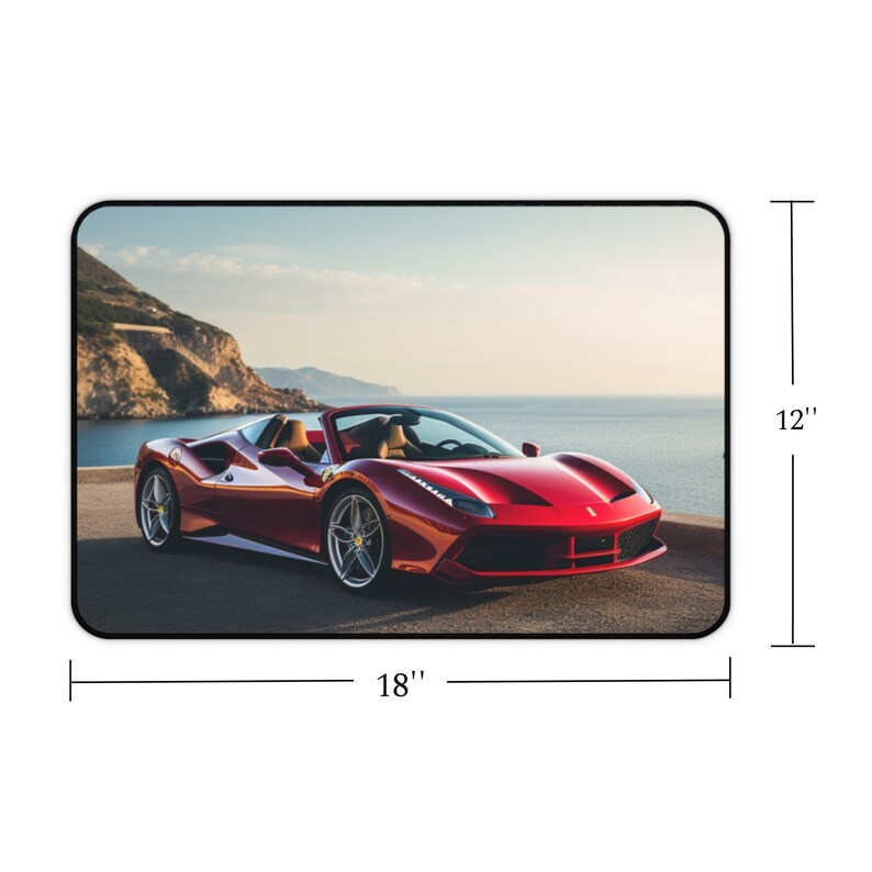 Pu&ograve; includere: Un'auto sportiva rossa decappottabile parcheggiata su una strada asfaltata con vista su un specchio d'acqua. L'auto &egrave; una Ferrari 488 Spider con interni neri e ruote nere. L'auto &egrave; parcheggiata su una strada con una scogliera sullo sfondo. Il cielo &egrave; blu e l'acqua &egrave; blu.