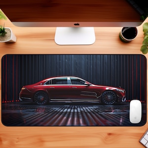 Può includere: Una berlina di lusso rossa parcheggiata in un garage buio con luci rosse che si riflettono sulla macchina. L'auto è una Mercedes-Benz Classe S.