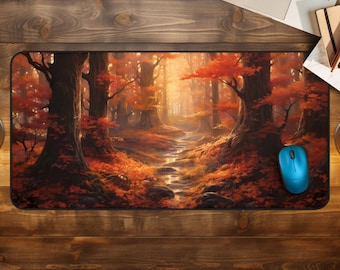 Pode incluir: Um tapete de rato com uma pintura digital de um caminho na floresta com folhas de outono e um riacho que o atravessa. O caminho leva a uma luz brilhante à distância.