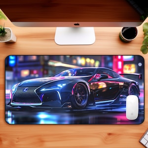 Può includere: Un'auto nera con una striscia bianca sul lato sta guidando lungo una strada cittadina di notte. L'auto è una Lexus e ha una griglia nera con il logo Lexus. L'auto è circondata da luci al neon e riflessi.