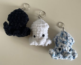 Squid keychain - Amigurumi - Handmade - Cute keychain - Blue, white or black.