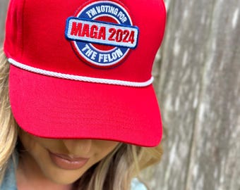 Ich stimme für den Felon MAGA Trump Red Trucker Hat. USA Trump rote Mütze. Rot-weiß-blaue Flicken zurückhaltend