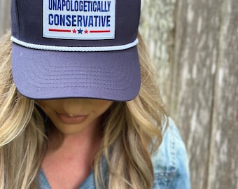 Entschuldigend Konservativer Marineblauer Fernlastfahrer-Hut. Marine-Kappe aus den USA MAGA Trump. Rot weiß und blau gepatcht