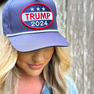 Gorra de camionero azul marino Trump 2024. Gorra azul marino roja de Trump con el lema MAGA de EE. UU. Parche conservador rojo, blanco y azul