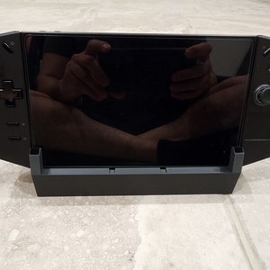 Soporte Legion Go con adaptador de 90 grados, 40 Gbps y 240 W incluido. Ahora compatible con agarre cómodo y placa trasera adaptable.