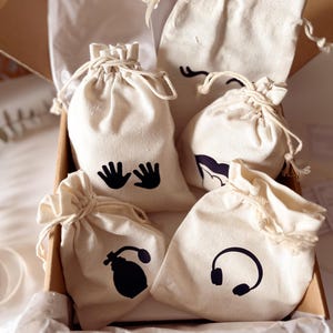 Caja Regalo de los 5 Sentidos con Saquitos.  Detalles Personalizados para Cada Sentido. Idea Original para Aniversario o San Valentín