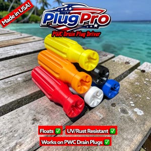 Może przedstawiać: Kolekcja kolorowych śrubokrętów do korków spustowych PWC Plug Pro w kolorach czerwonym, pomarańczowym, żółtym, czarnym, białym i niebieskim. Obraz zawiera tekst "Made in USA!" i podkreśla cechy takie jak "Pływa" i "Odporny na promieniowanie UV/rdzę".