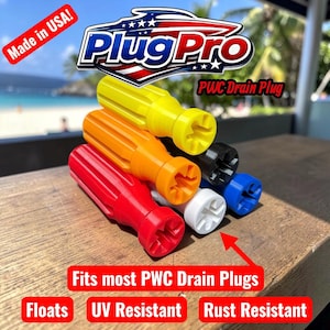 以下が含まれることがあります： 赤、オレンジ、黄色、黒、白、青のカラフルなPlug Pro PWCドレンプラグのコレクション。画像には「Made in USA!」と「Fits most PWC Drain Plugs」の文字が含まれています。プラグはUVと錆に強く、浮きます。
