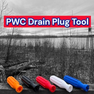 Op de afbeelding: Een verzameling PWC-aftapplugtools in verschillende kleuren: oranje, zwart, rood, wit en blauw. De tekst "PWC Drain Plug Tool" wordt weergegeven in een rode rechthoek.