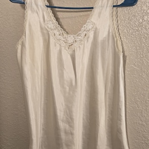 Canotta senza maniche, etichetta Cinema. Crema con applicazione frontale bianca e sottile bordo in pizzo. Bellissimo capo basic vintage da donna taglia S