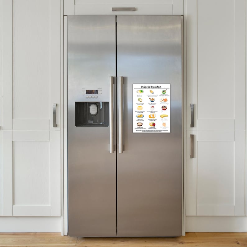 K&ouml;nnte beinhalten: Ein wei&szlig;er K&uuml;hlschrank mit einem magnetischen Poster an der T&uuml;r. Das Poster tr&auml;gt den Titel "Diabetisches Fr&uuml;hst&uuml;ck" und zeigt eine Auswahl an Fr&uuml;hst&uuml;cksgerichten, darunter Eier, Joghurt, Obst und Haferflocken.