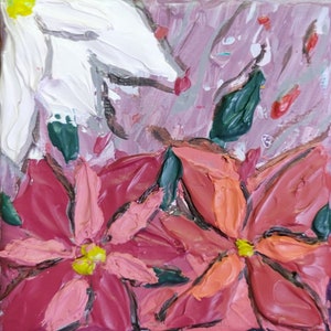Könnte beinhalten: Blumenmalerei im Impasto-Stil mit dicken Pinselstrichen. Das Kunstwerk zeigt leuchtend rosa und orangefarbene Blumen mit gelben Zentren vor einem hellrosa Hintergrund. Grüne Blätter und weiße Blütenblätter sorgen für Kontraste. Das Gemälde hat eine strukturierte, dreidimensionale Erscheinung.
