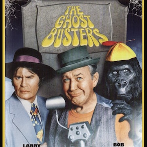 Könnte beinhalten: DVD-Cover für die komplette Serie von "The Ghost Busters" mit drei Schauspielern, Larry Storch, Forrest Tucker und Bob Burns. Die Schauspieler sind in ihren Charakterkostümen gekleidet. Der Titel "The Ghost Busters" ist in gelben Buchstaben auf einem grauen Grabstein.