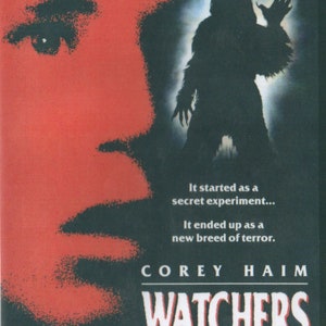 Könnte beinhalten: Ein DVD-Cover für den Horrorfilm "Watchers" mit Corey Haim. Das Cover zeigt einen roten Hintergrund mit einer Nahaufnahme eines Auges und einer schattenhaften Gestalt einer Kreatur mit erhobenem Arm.