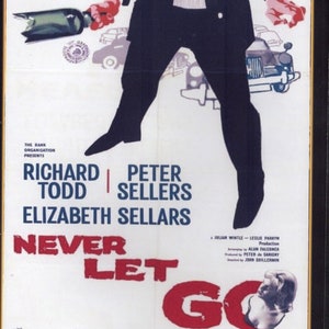 Könnte beinhalten: Ein DVD-Cover für den Film "Never Let Go" mit Richard Todd, Peter Sellers und Elizabeth Sellers. Das Cover zeigt ein Schwarzweißbild eines Mannes im Anzug, der eine zerbrochene Flasche hält. Der Text "Never Let Go" ist in Rot und Weiß.