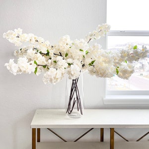 白いフェイクシルクの桜、人工の高品質の白い桜の茎、白い春の花、ウェディングフラワー、DIYフラワー