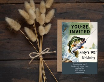 Può includere: Un invito di compleanno con un'illustrazione ad acquerello di un pesce che salta fuori dall'acqua. L'invito recita "YOU'RE INVITED" e "Andy's 14th Birthday". Un mazzo di fiori secchi legati con spago è a sinistra.