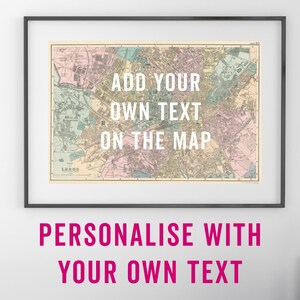 Puede incluir: Un mapa vintage enmarcado de Leeds, Inglaterra, con el texto "ADD YOUR OWN TEXT ON THE MAP" impreso en él. El texto "PERSONALISE WITH YOUR OWN TEXT" está impreso debajo del marco.