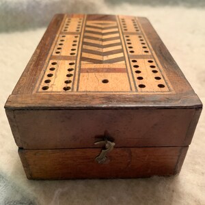 Caixa de tesouro misteriosa vintage para menino