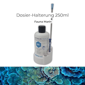 Può includere: Una bottiglia bianca con tappo nero ed etichetta blu e bianca, tenuta in un supporto bianco. L'etichetta recita "ENTALS | TRACE" e "Ni". Una siringa e un lungo tubo sono anche nel supporto. Il testo "Dosier-Halterung 250ml" e "Fauna Marin" sono sopra la bottiglia.