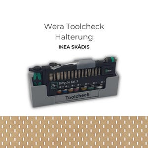 Può includere: Un organizer IKEA SKÅDIS grigio con un set Wera Toolcheck Bicycle Set 3. Il set di utensili include varie punte e un cricchetto. Il testo sul set recita "Toolcheck" e "Bicycle Set 3".