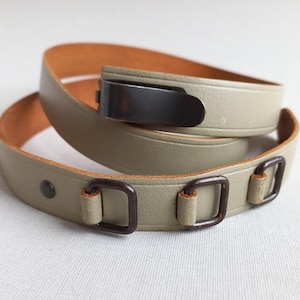 Vintage einzigartiger oliv-grauer dünner Ledergürtel Größe S, schmaler Damengürtel, Minimalistischer Gürtel mit Klappverschluss für Hosen und Kleid, 85 cm lang