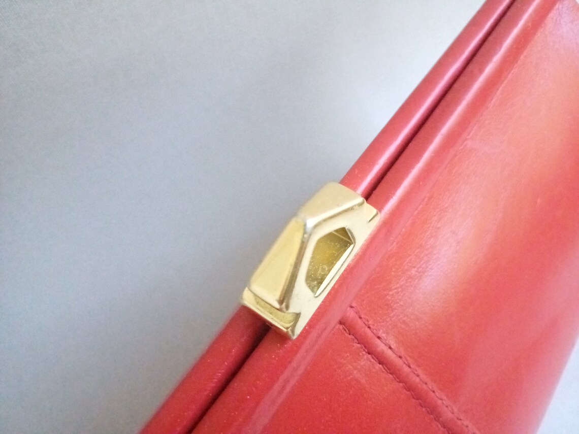 Rare Vintage Jane Shilton clutch 1970s, Elegant genuine leather purse, Red bag with hidden braided golden chain, Evening strapless handbag, foto 3 di 5