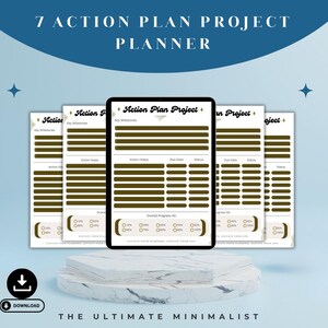 Può includere: Un pianificatore digitale con il testo "7 Action Plan Project Planner" è visualizzato su un tablet e diversi fogli di carta. Il pianificatore include sezioni per pietre miliari chiave, fasi di azione, scadenze e aggiornamenti di stato. Il design è minimalista.