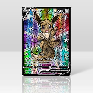Puede incluir: Una carta Pokémon Eevee V personalizada con un diseño de vidriera. La carta presenta un personaje Eevee marrón con el texto "Eevee V" y "Brave Buddies". El fondo es un patrón de mosaico colorido. La carta tiene un borde negro.