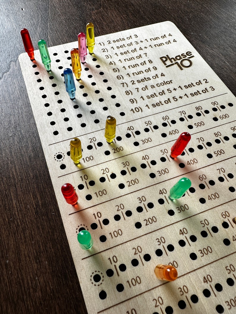 Tableau De Score En Bois Pour Jeu Phase 10 - Avec 8 Piquets Colorés, Dimensions 28,5x22 Cm