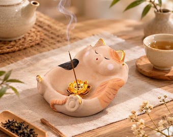 Porte-encens chat calicot en céramique fait main avec lotus doré - atelier de poterie artisanal - décoration de méditation zen - cadeau de luxe pour les amoureux des chats