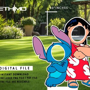 Puede incluir: Un recorte de cart&oacute;n imprimible de Stitch y Lilo de Lilo & Stitch de Disney, de 101,6 cm de alto. Los personajes son azules, rosas, rojos y negros. El recorte est&aacute; dise&ntilde;ado para que se coloque una cara en el agujero.