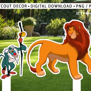 Può includere: Un download digitale di due decorazioni ritagliate che rappresentano Simba il leone del film Disney Il Re Leone. Simba è arancione e giallo con una criniera rossa. La seconda decorazione è di Rafiki, un mandrillo con pelliccia blu e verde. Entrambi i personaggi sono in piedi su uno sfondo verde erboso.