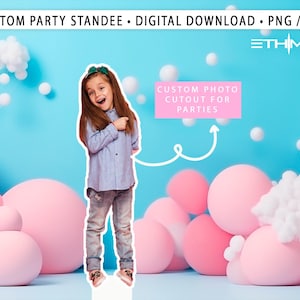 Puede incluir: Descarga digital de un standee de fiesta personalizado. La imagen presenta un recorte de una niña con camisa azul y vaqueros, rodeada de globos rosas y blancos sobre un fondo azul claro. El texto incluye "CUSTOM PARTY STANDEE • DIGITAL DOWNLOAD • PNG / PDF" y "CUSTOM PHOTO CUTOUT FOR PARTIES."