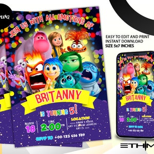 Puede incluir: Una invitación imprimible morada y amarilla con una imagen de dibujos animados de personajes de la película Inside Out. La invitación dice "Join us with all emotions of Brittany is turning 5!" con una fecha, hora y ubicación.