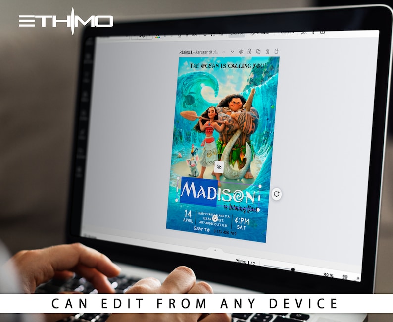 Pode incluir: Um ecr&atilde; de computador port&aacute;til mostra um convite personalizado com o texto "THE OCEAN IS CALLING YOU!" e "MADISON is turning five." O convite apresenta personagens de um filme de anima&ccedil;&atilde;o popular. O port&aacute;til tamb&eacute;m mostra o texto "CAN EDIT FROM ANY DEVICE."