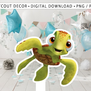 Puede incluir: Un personaje de tortuga verde con una gran sonrisa y ojos grandes. La tortuga está en una pose de natación con sus aletas extendidas. El fondo es una imagen borrosa de una fiesta con globos y serpentinas.