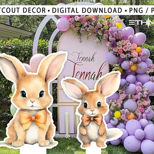 Puede incluir: Dos recortes de conejitos de acuarela con pajaritas naranjas. Los conejitos están delante de un arco de globos rosa y morado con flores. El cartel dice "Tenna" dos veces.