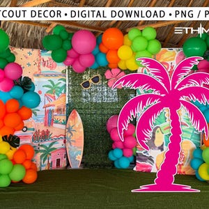 Puede incluir: Un vibrante telón de fondo para fiestas con temática tropical que presenta un gran recorte de palmera rosa. Globos coloridos en verde, rosa, naranja y azul rodean el telón de fondo, con una tabla de surf y gafas de sol que se suman al ambiente playero. El texto "CUTOUT DECOR • DIGITAL DOWNLOAD • PNG / PDF" está en la parte superior.