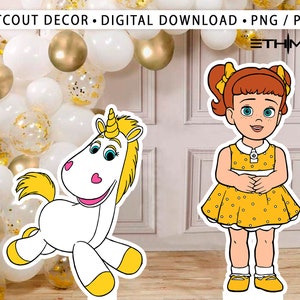 Puede incluir: Decoración recortada con un unicornio de dibujos animados y un personaje de muñeca. El unicornio es blanco con una melena amarilla y un corazón rosa en un costado. La muñeca viste un vestido amarillo con lunares blancos. El fondo incluye globos.