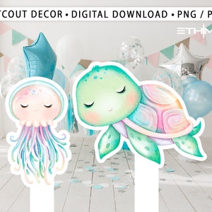 Puede incluir: Dos recortes imprimibles de una tortuga marina verde y una medusa púrpura con tentáculos arcoíris. La tortuga tiene un caparazón rosa y azul con un efecto acuarela. La medusa tiene un cuerpo rosa y azul con un efecto acuarela. Los recortes son perfectos para una fiesta de temática náutica.