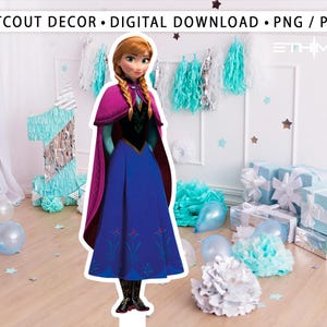 Könnte beinhalten: Ein Ausschnitt von Elsa aus dem Film Frozen, die ein blaues und violettes Kleid mit einem Umhang trägt. Sie steht vor einer weißen Wand mit blauen und weißen Dekorationen.