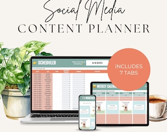 Puede incluir: Un planificador de contenido para redes sociales digital con siete pestañas, que incluyen un planificador, un calendario semanal y un calendario mensual. El planificador se muestra en una computadora portátil, una tableta y un teléfono inteligente.